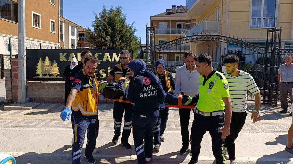 Hafif ticari ara&ccedil; otomobile &ccedil;arptı: 4 yaralı