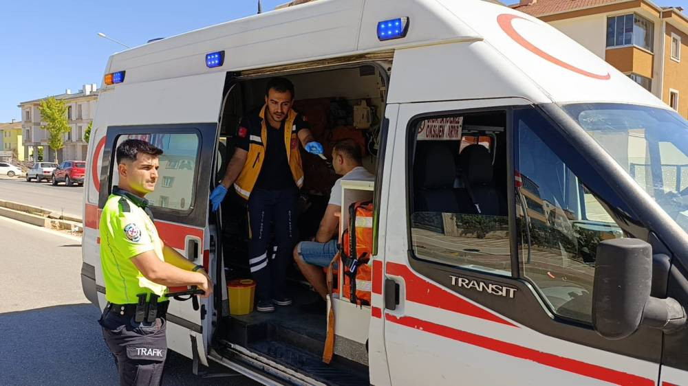 Hafif ticari ara&ccedil; otomobile &ccedil;arptı: 4 yaralı
