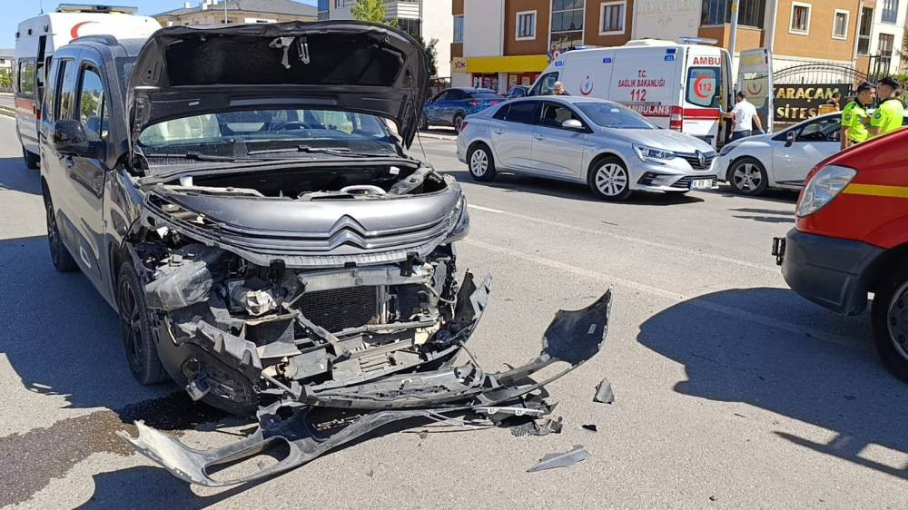 Hafif ticari ara&ccedil; otomobile &ccedil;arptı: 4 yaralı
