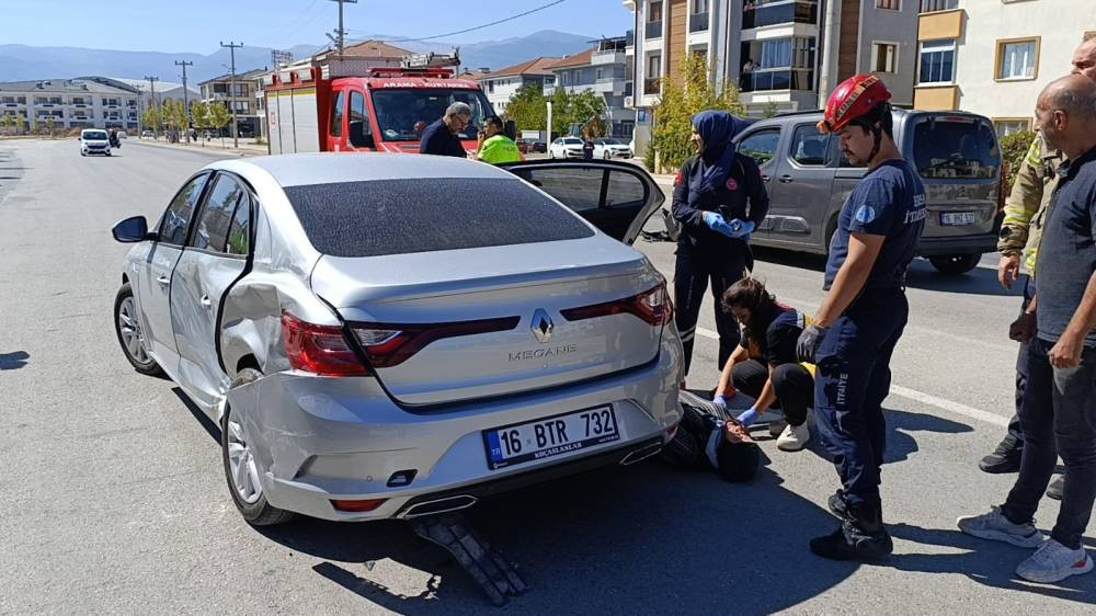 Hafif ticari ara&ccedil; otomobile &ccedil;arptı: 4 yaralı