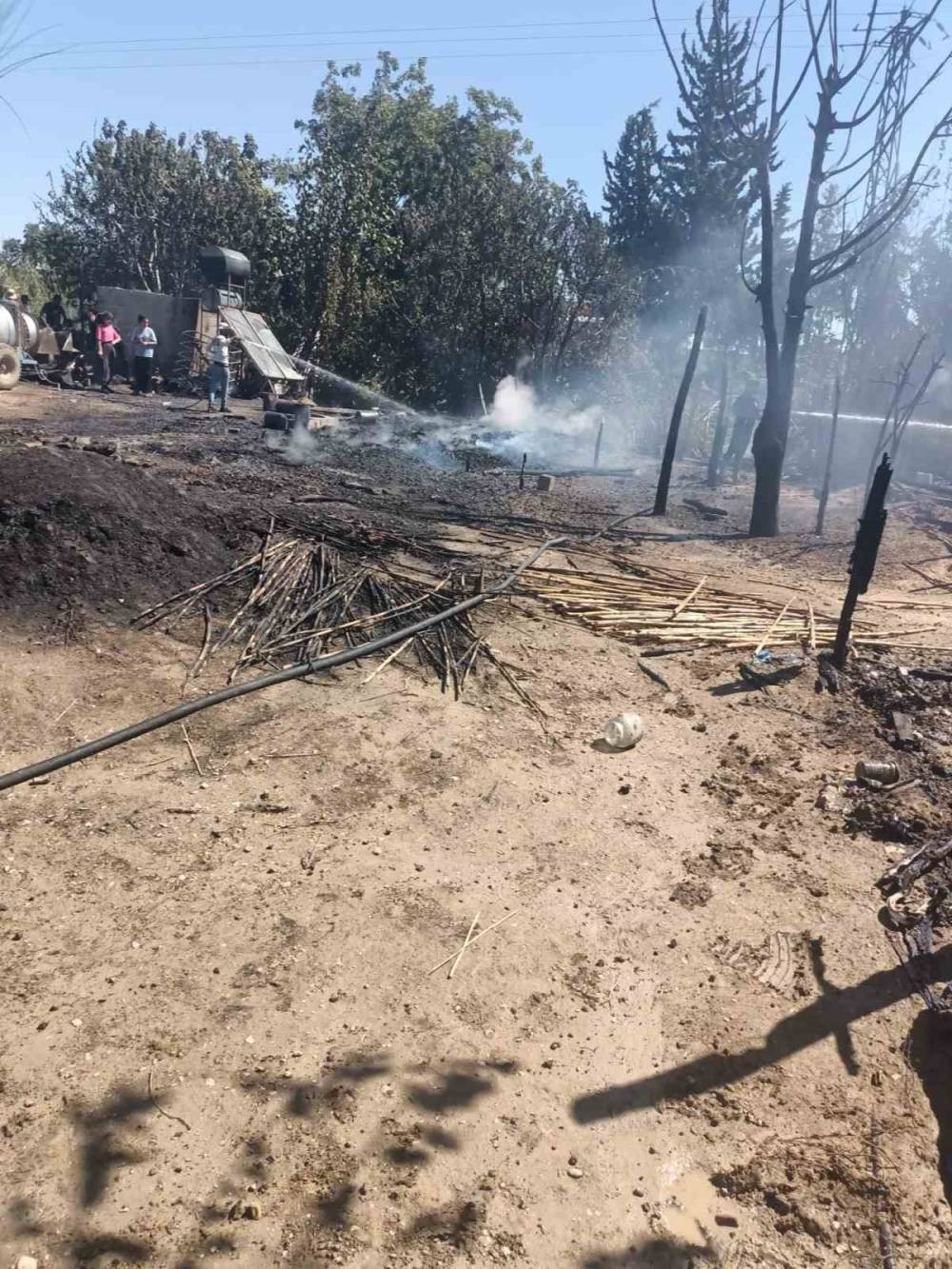 Tarım iş&ccedil;ilerinin kaldığı 4 &ccedil;adır alevlere tutuştu! &Ccedil;adırlar kullanılamaz hale geldi