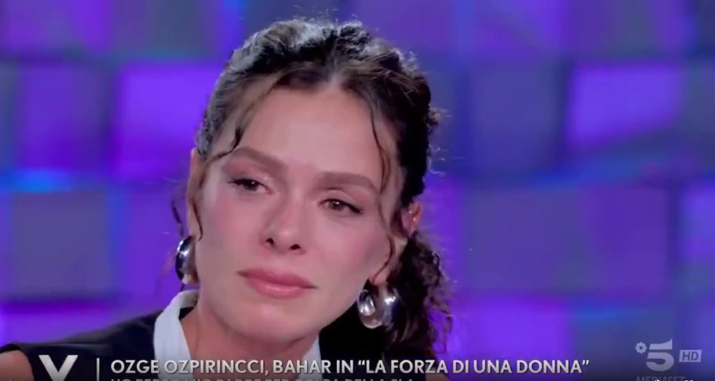 ozge-ozpirincci-babasini-anarken-gozyaslarina-boguldu-verissimoda-duygusal-anlar-yenicag-10.jpg