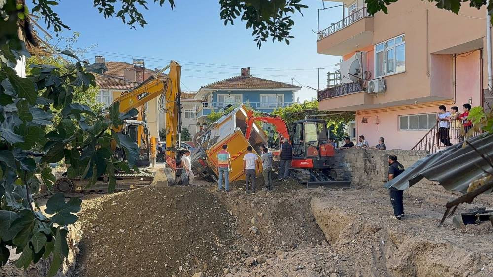 Kum kamyonu foseptiğe düştü: İznik’te faciadan dönüldü!