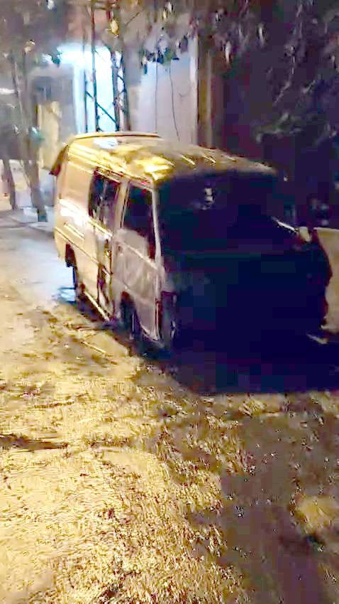 Çalınan minibüs alevlere teslim oldu! Hırsızlar canını son anda kurtardı