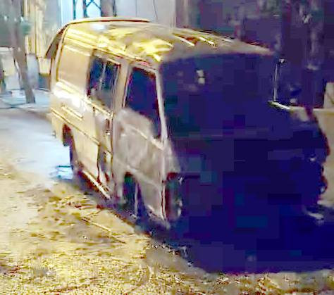 Çalınan minibüs alevlere teslim oldu! Hırsızlar canını son anda kurtardı