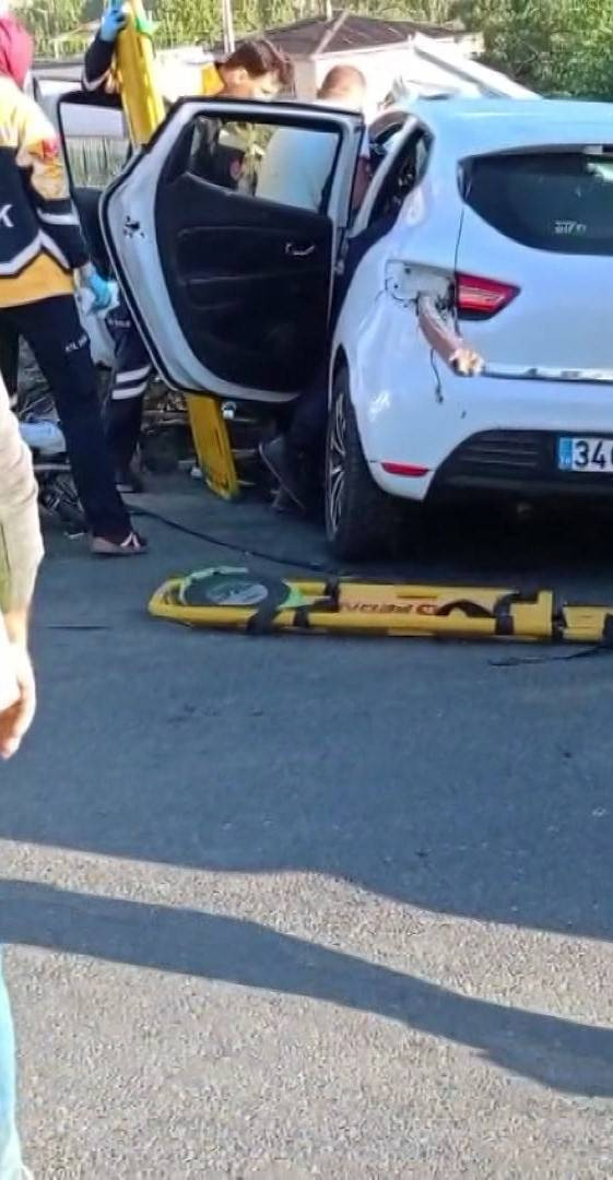 Demir parçası aracı delik deşik etti! Kadın sürücü için itfaiye seferber oldu