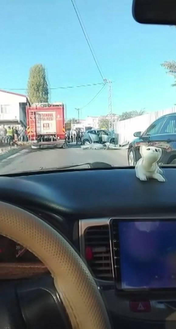 Demir parçası aracı delik deşik etti! Kadın sürücü için itfaiye seferber oldu