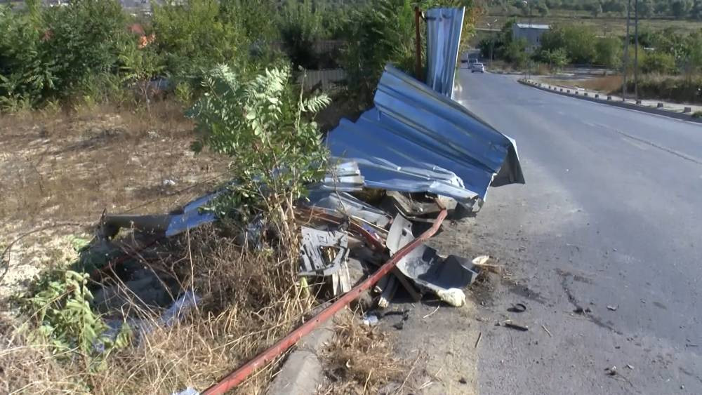 Demir parçası aracı delik deşik etti! Kadın sürücü için itfaiye seferber oldu