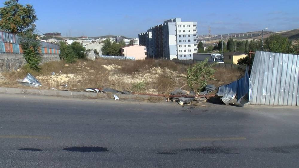 Demir parçası aracı delik deşik etti! Kadın sürücü için itfaiye seferber oldu