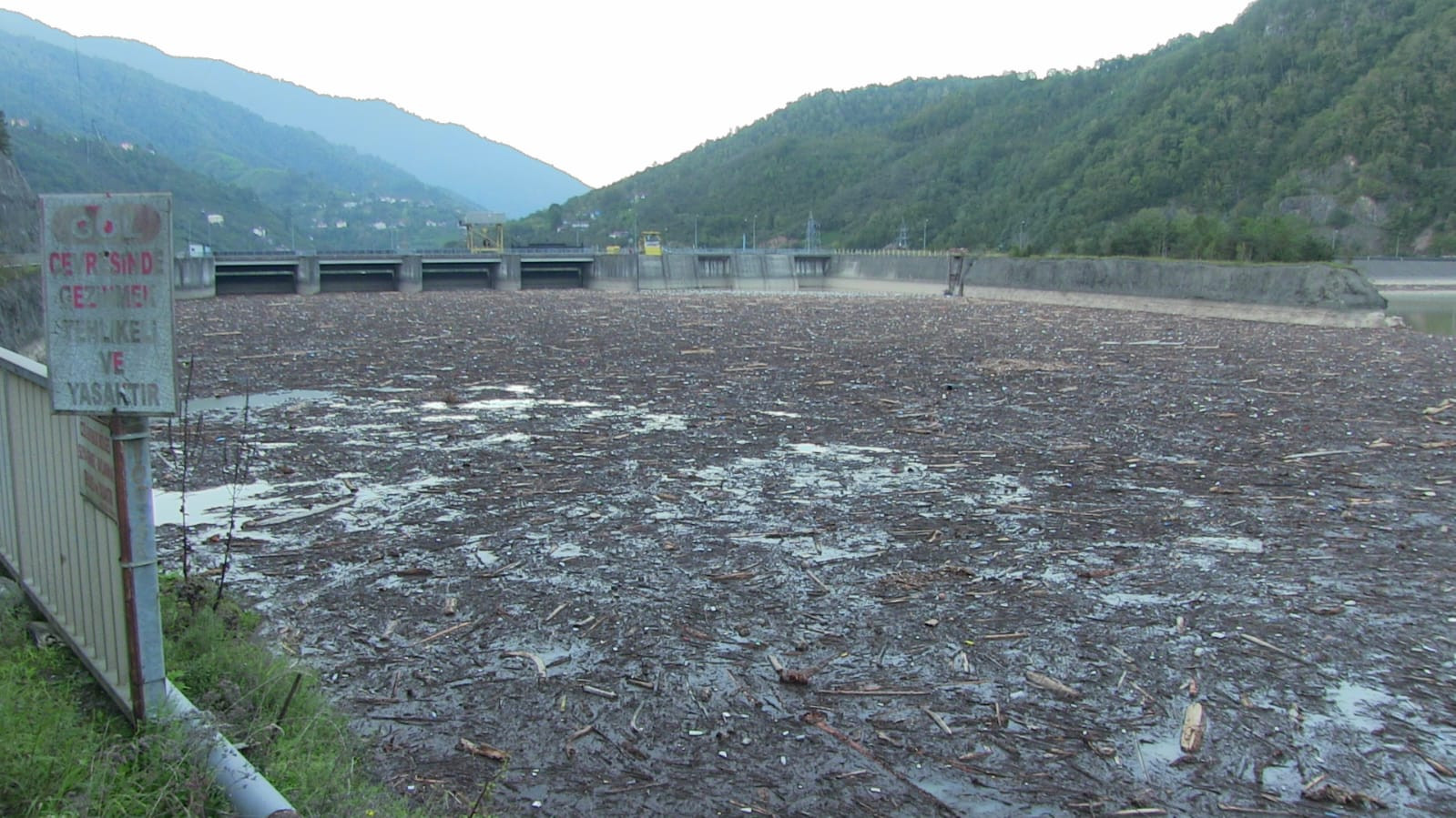 artvin-sel-gitti-copu-kaldi-rengi-degi-929974-276213.jpg