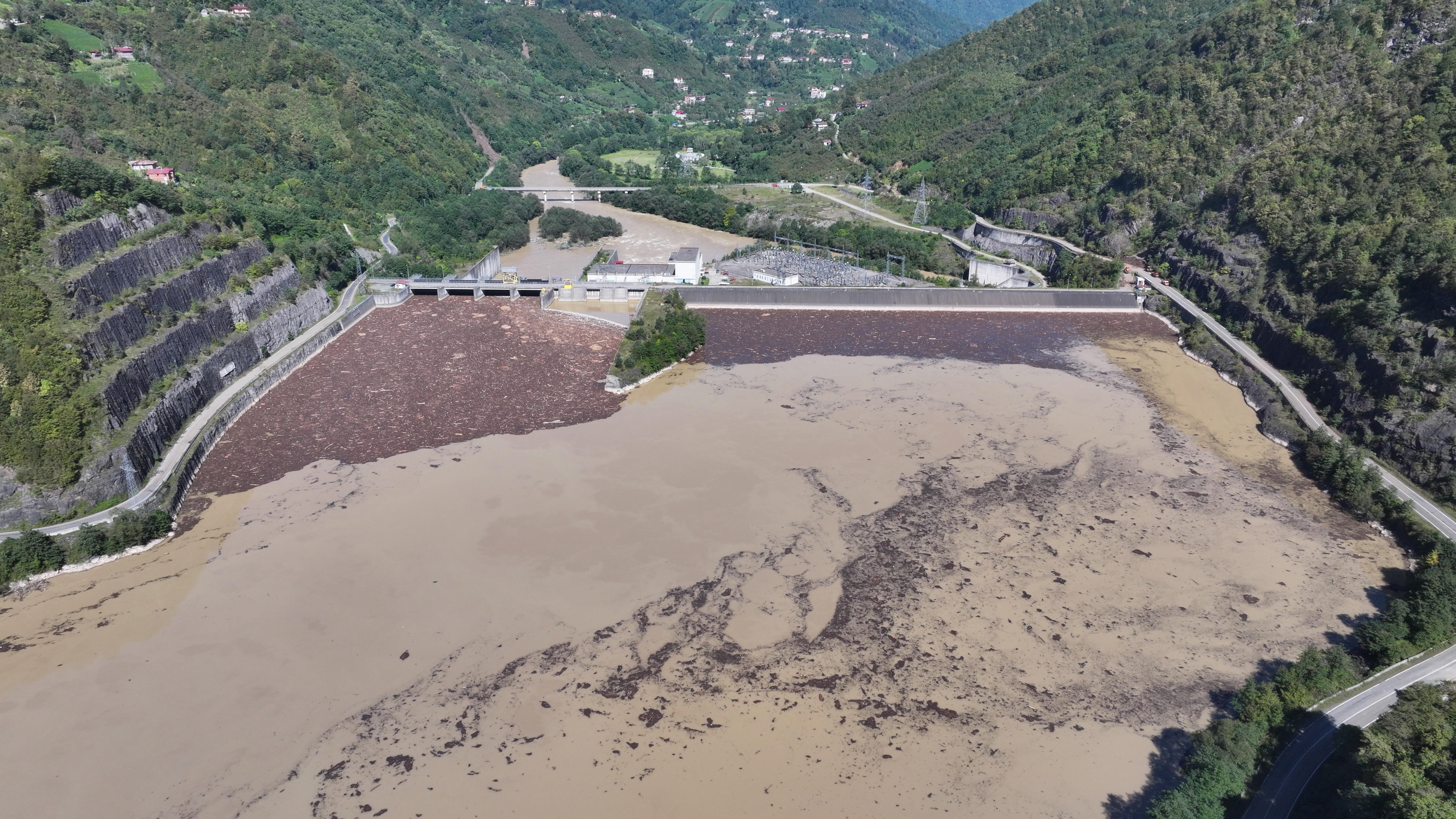 artvin-sel-gitti-copu-kaldi-rengi-degi-929979-276213.jpg