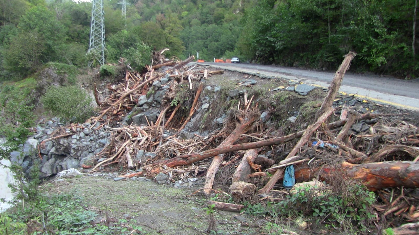 artvin-sel-gitti-copu-kaldi-rengi-degi-929982-276213.jpg
