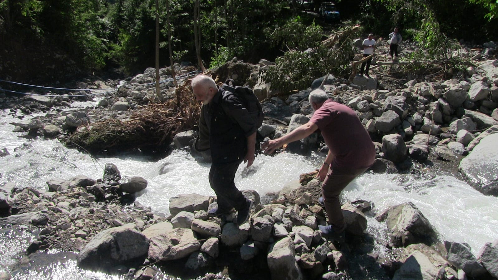 artvin-sel-gitti-copu-kaldi-rengi-degi-929984-276213.jpg