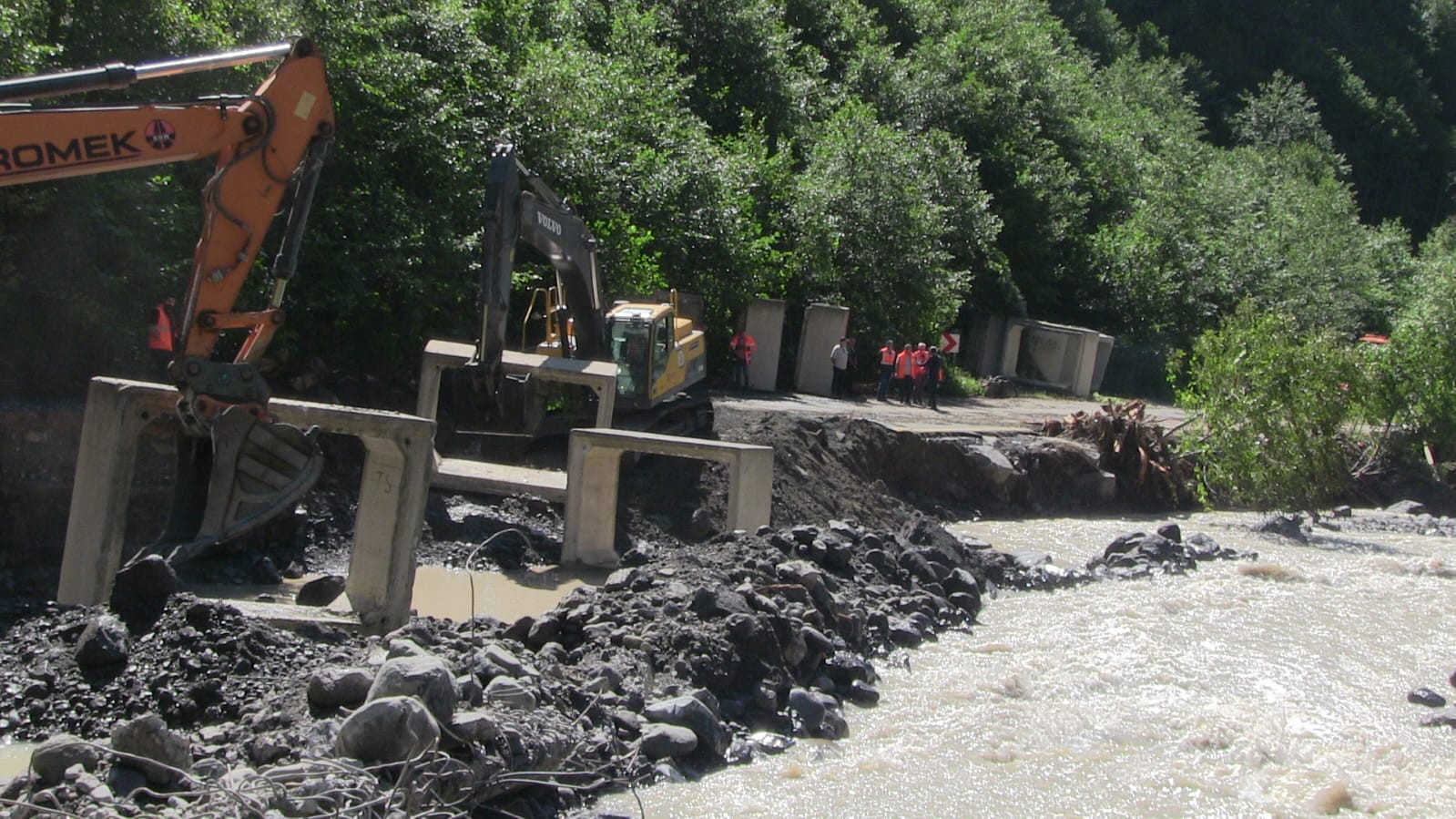 artvin-sel-gitti-copu-kaldi-rengi-degi-929985-276213.jpg
