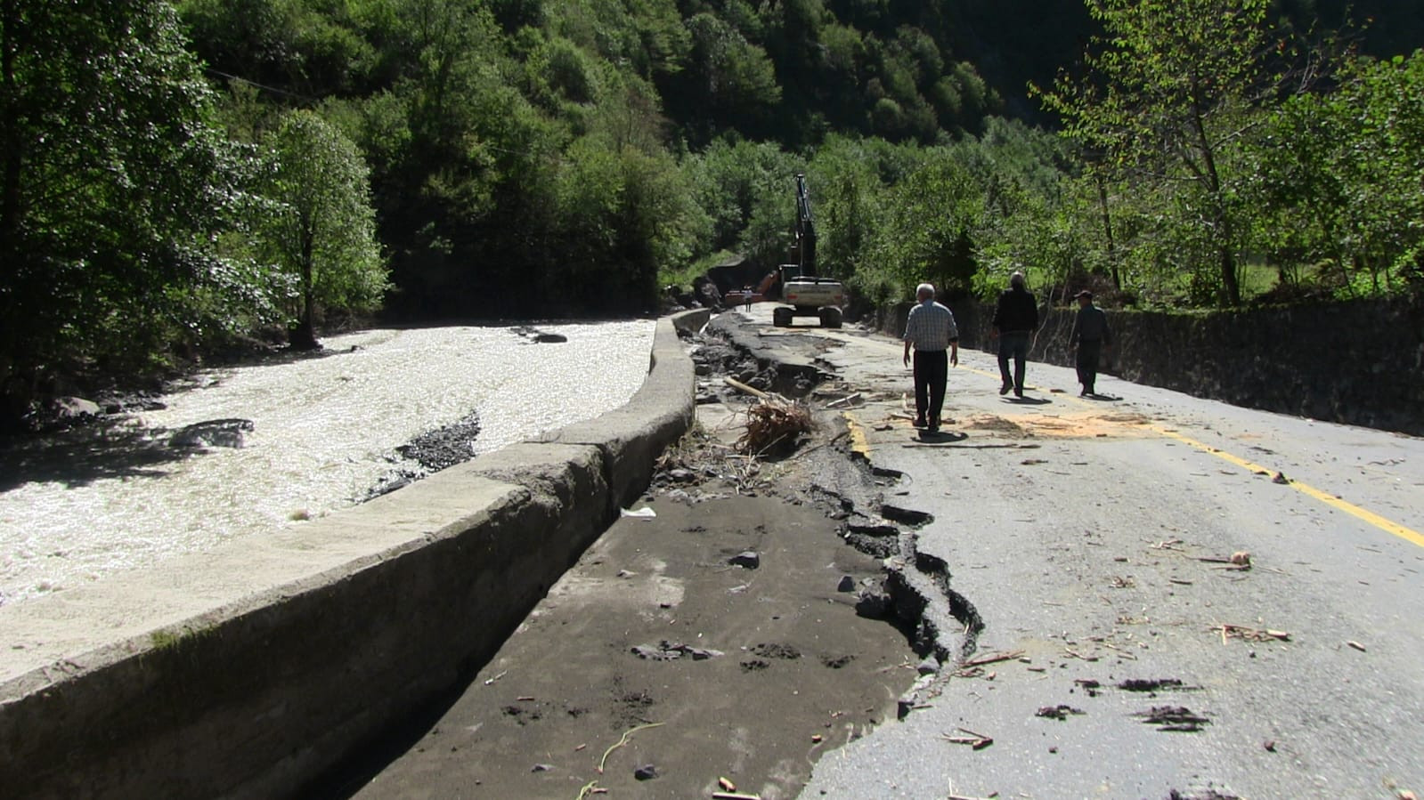 artvin-sel-gitti-copu-kaldi-rengi-degi-929987-276213.jpg