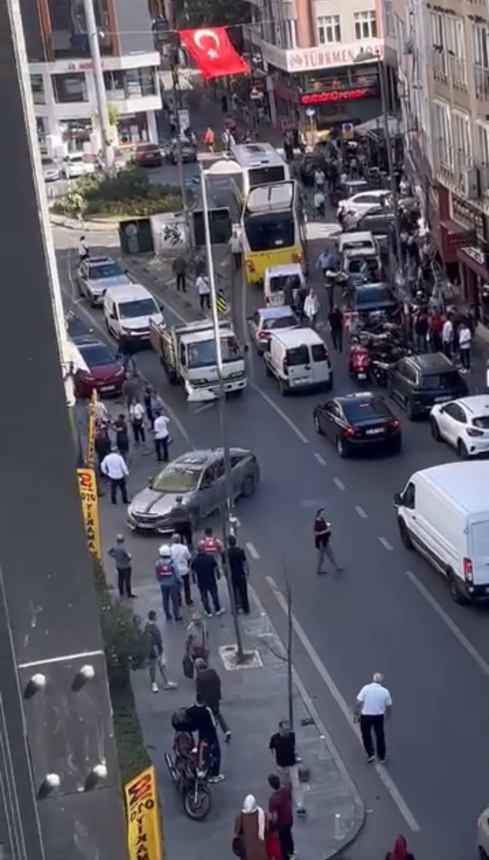 İstanbul’da avukata silahlı saldırı! Tetikçi kaçarken yere düştü