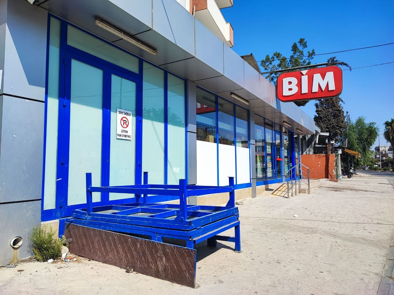 alisverise-gitti-bisikleti-calindi-hirsiz-kameraya-takildi-yenicag-2-001.jpg