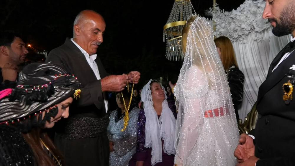 Aşiret düğününde rekor takı! Düğüne 4 ayrı ilde çok sayıda davetli katıldı