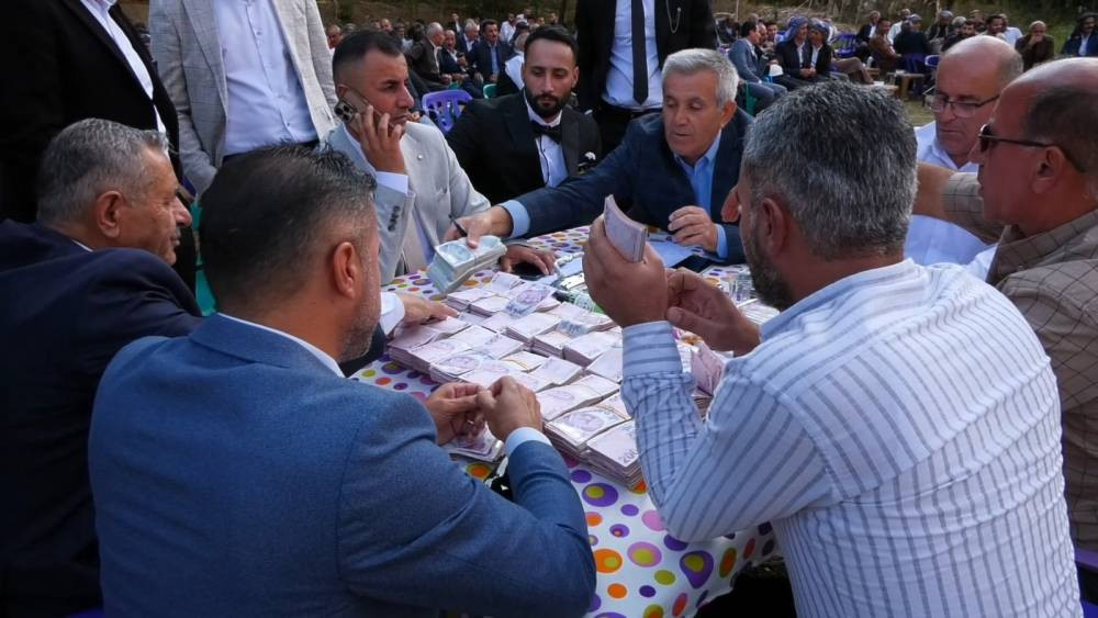 Aşiret düğününde rekor takı! Düğüne 4 ayrı ilde çok sayıda davetli katıldı