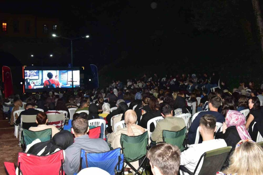 Bursa&rsquo;da sinema g&uuml;nleri: Irgandı K&ouml;pr&uuml;s&uuml;'nde &lsquo;La La Land&rsquo; fırtınası!