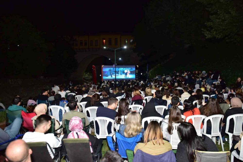 Bursa&rsquo;da sinema g&uuml;nleri: Irgandı K&ouml;pr&uuml;s&uuml;'nde &lsquo;La La Land&rsquo; fırtınası!