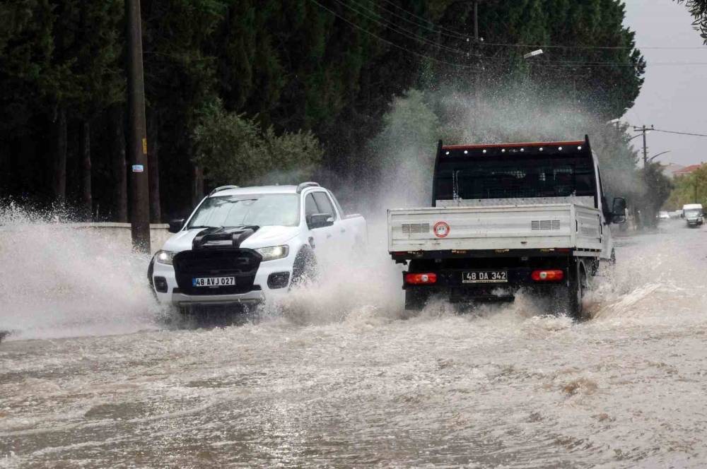 Muğla’da rekor yağış: Fethiye ve Seydikemer’de sokaklar sular altında kaldı!