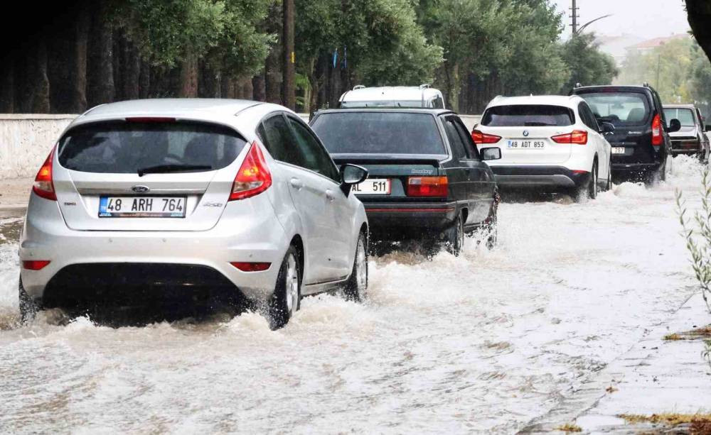 Muğla’da rekor yağış: Fethiye ve Seydikemer’de sokaklar sular altında kaldı!