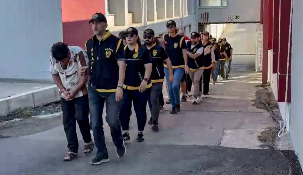 Eşlerini fuhuşa teşvik ettiler! Şebeke operasyonla çökertildi: 20 kadın kurtarıldı