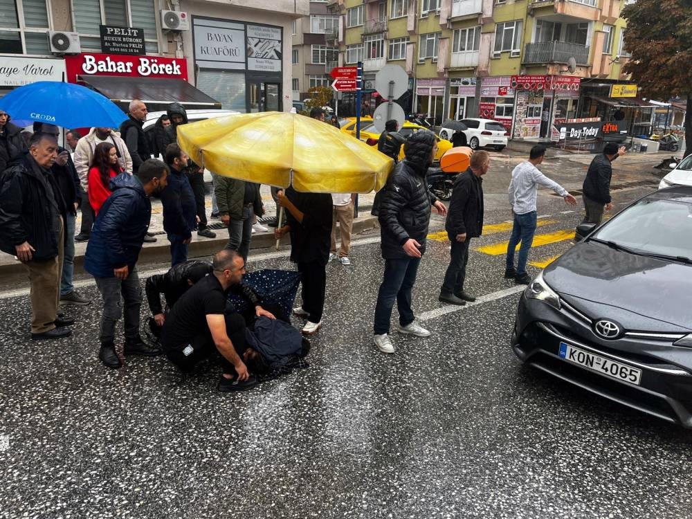 Edirne'de kaza!Yaralıya esnaftan şemsiyeli kalkan