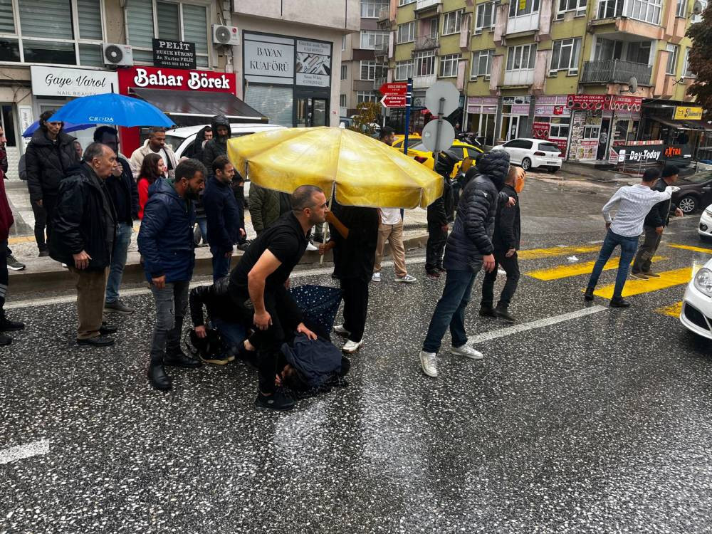 Edirne'de kaza!Yaralıya esnaftan şemsiyeli kalkan