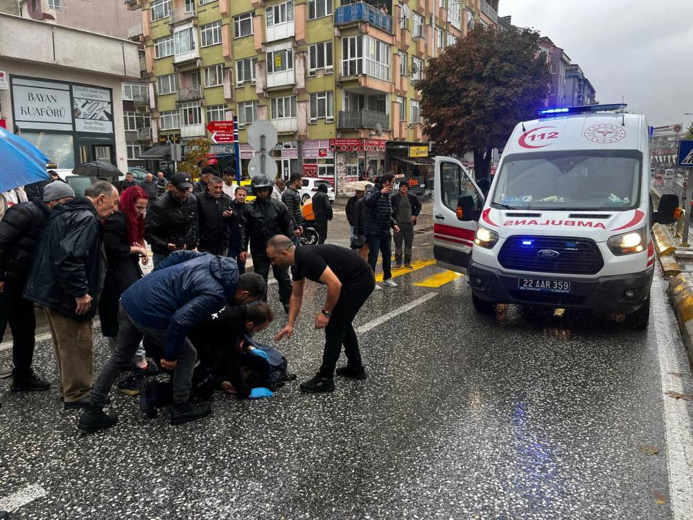 Edirne'de kaza!Yaralıya esnaftan şemsiyeli kalkan