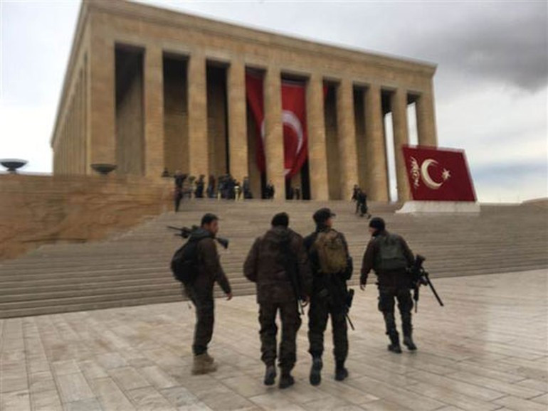 Askerler Anıtkabir'de yine arandı - Resim : 2