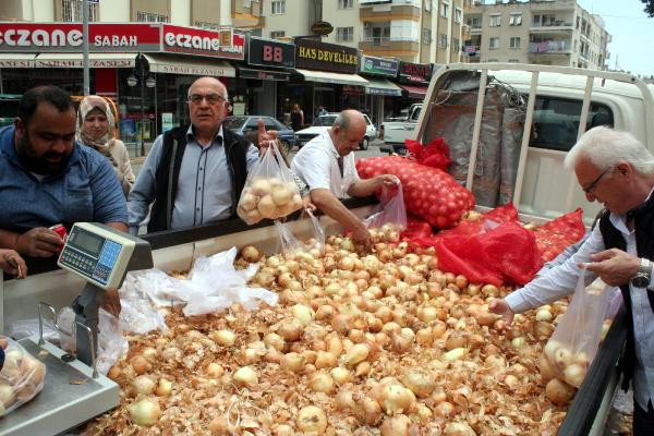 5 ton kuru soğan 1 saat içinde tükendi - Resim : 1