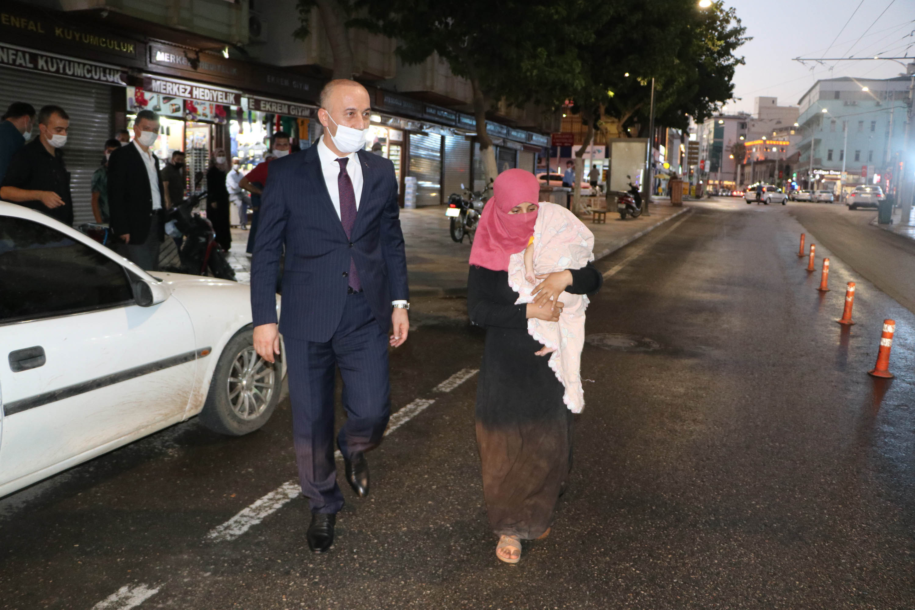 atik-toplayan-2-cocuklu-suriyeli-kadina-vali-sahip-cikti-8973-dhaphoto5.jpg