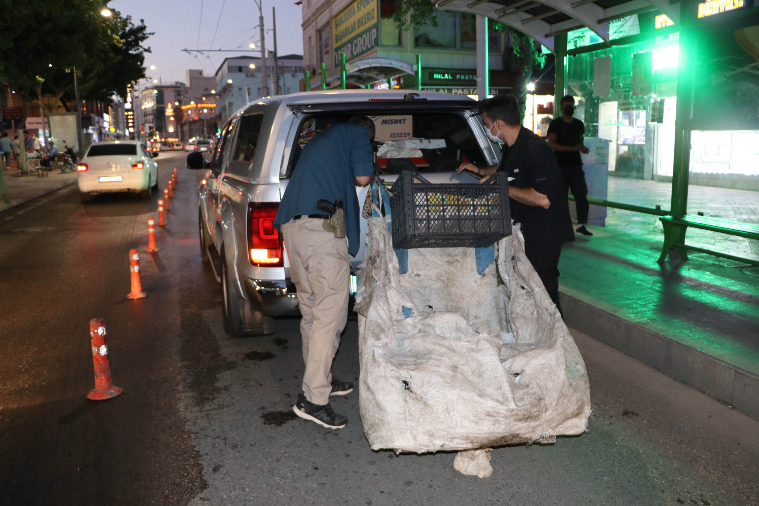 atik-toplayan-2-cocuklu-suriyeli-kadina-vali-sahip-cikti-8973-dhaphoto6.jpg