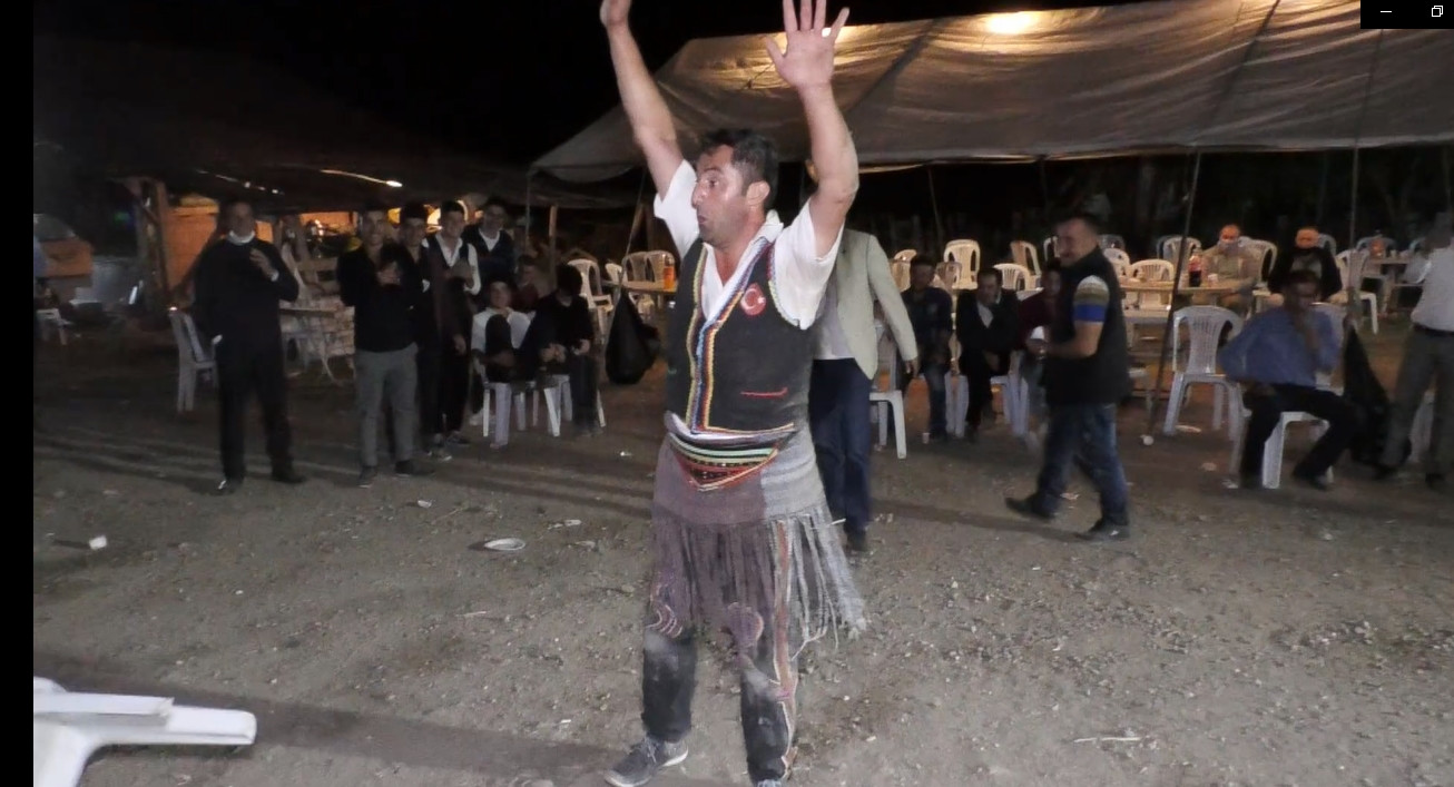 davulcu-dugunde-sandalyeyle-guresti-3320-dhaphoto5.jpg