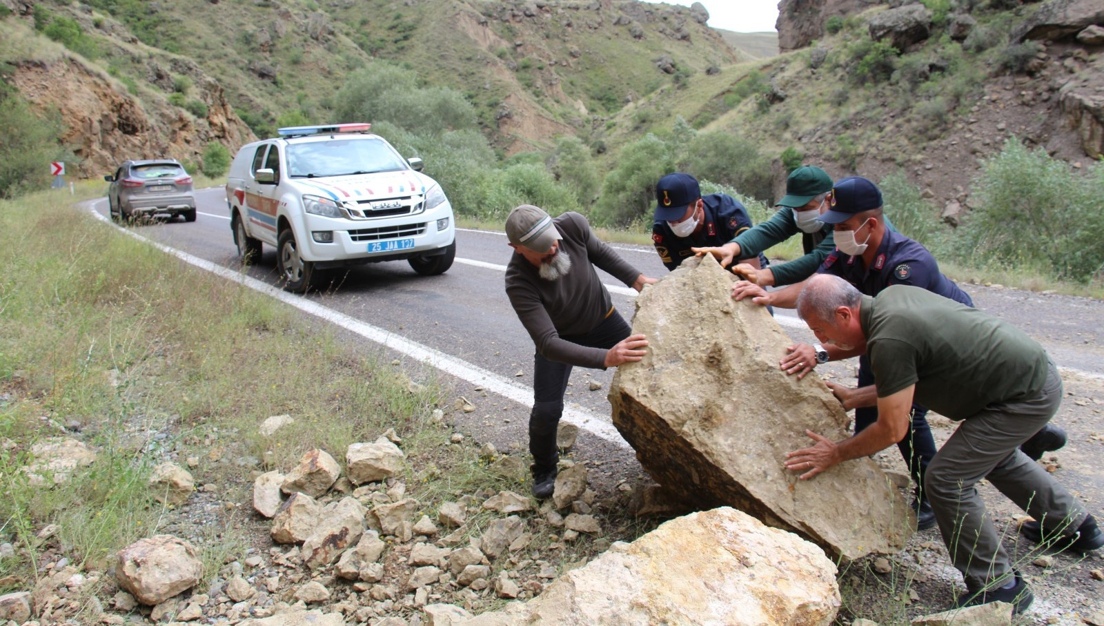 dusen-kaya-parcasini-jandarmayla-beraber-yoldan-kaldirdilar-6330-dhaphoto1.jpg