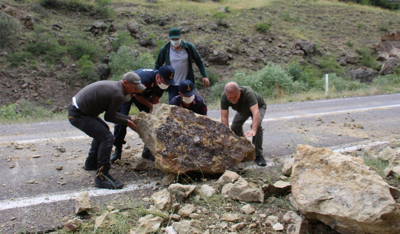 dusen-kaya-parcasini-jandarmayla-beraber-yoldan-kaldirdilar-6330-dhaphoto4.jpg