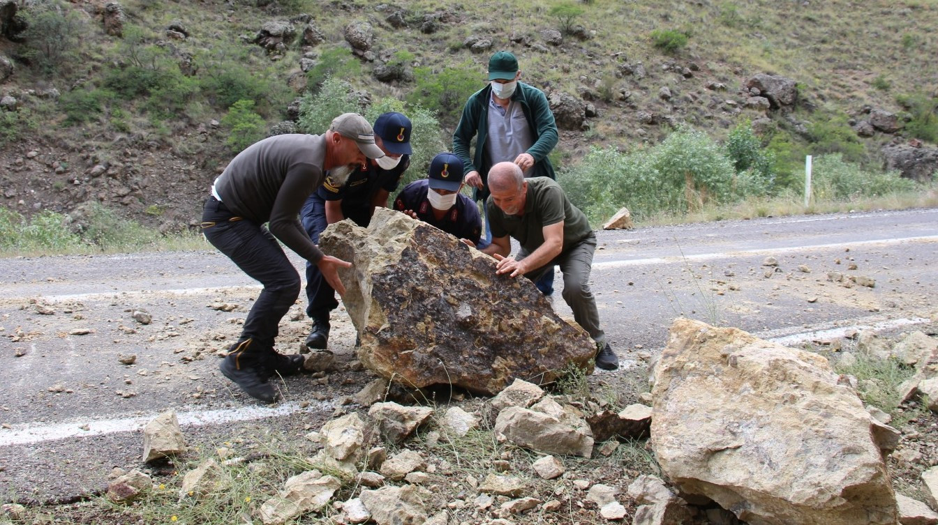 dusen-kaya-parcasini-jandarmayla-beraber-yoldan-kaldirdilar-6330-dhaphoto5.jpg