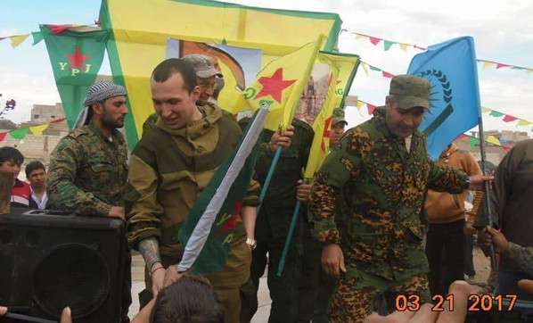 Rus askeri YPG'lilerle birlikte poz verdi - Resim : 1